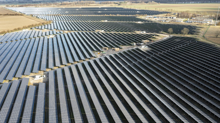 Errichtung des Solarparks Gottesgabe der EnBW in Brandenburg im Februar 2022.