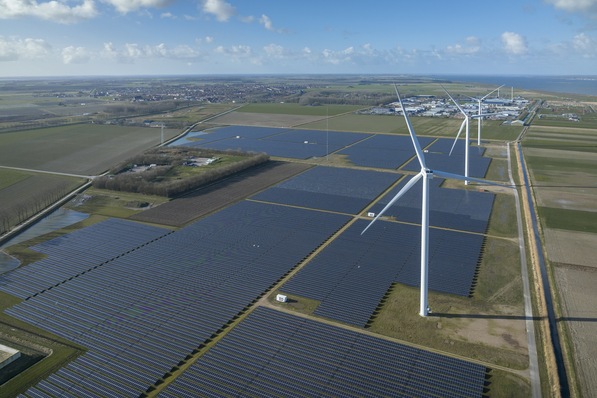 Der Energiepark Haringvliet kombiniert Wind, Sonne und Batterien miteinander.