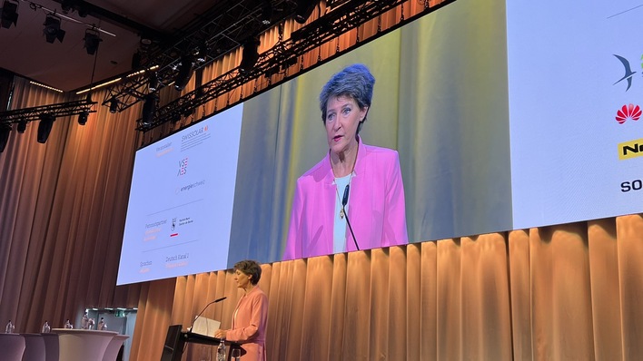 Bundesrätin Simonetta Sommaruga bei ihrer Eröffnungsrede vor mehr als 700 Teilnehmenden in Bern.