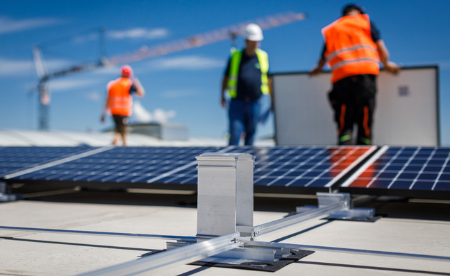Ernst Schweizer achtet auf den CO2-Fußabrduck des Aluminiums, das das Unternehmen einsetzt.