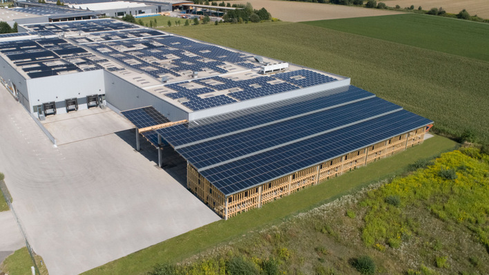 Kioto Solar in St.Veit an der Glan hat mit einem solaren Flugdach seinen Lagerplatz erweitert. Mit solchen Projekten will auch Wien versiegelte Flächen für die Photovoltaik erschließen.