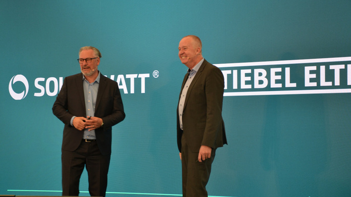 Die beiden Geschäftsführer Detlef Neuhaus von Solarwatt und Nicholas Matten von Stiebel Eltron geben die Kooperation bei der Sektorenkopplung bekannt.