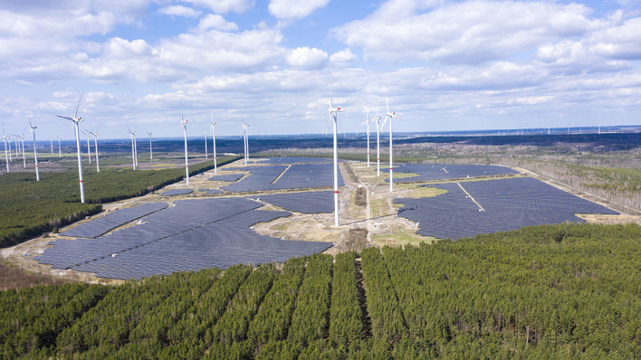 Der Energiepark Lausitz entsteht in einer Region, in der schon seit Jahren Windräder Strom liefern. Für den Bau des Solarparks ist dies eine Herausforderung.