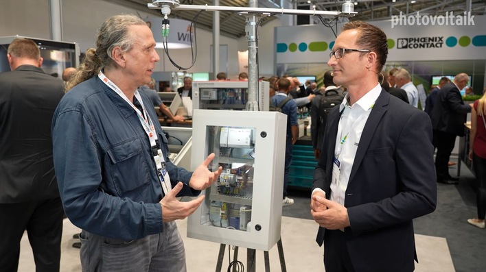 Stephan Volgmann (rechts) im Gespräch mit photovoltaik-Chefredakteur Heiko Schwarzburger.