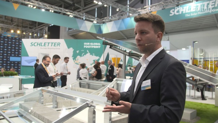 Manuel Schwarzmaier erläutert die Neuheiten bei den Systemen zur Dachmontage.