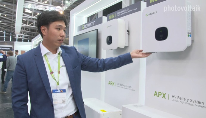 Junning Xu von Growatt erläutert die neuen Wechselrichter.