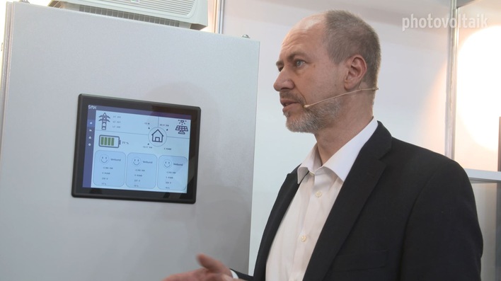 René Granacher von SAX Power erläutert den Stromspeicher, der keinen Batteriewechselrichter braucht.