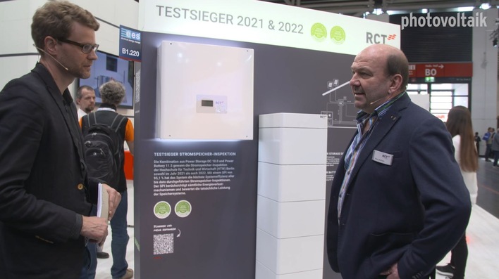 Klaus Richter von RCT Power erläutert, warum der Heimspeicher so effektiv arbeitet.