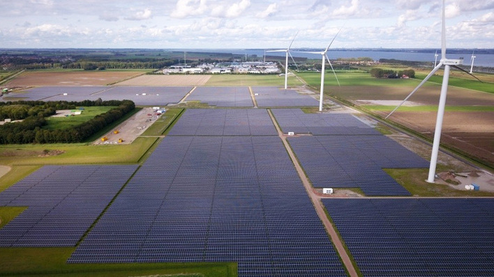 Dieser Energiepark in den Niederlanden kombiniert Solarpark, Windpark und Batteriespeicher.