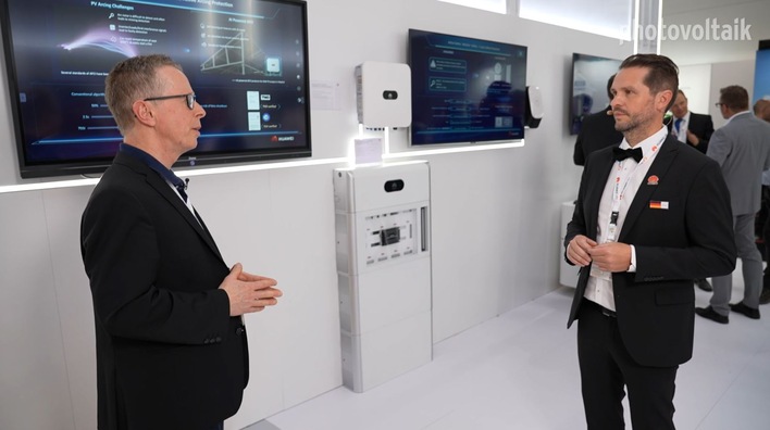 Dieter Jauch erläutert die Innovationen von Huawei Fusion Solar.