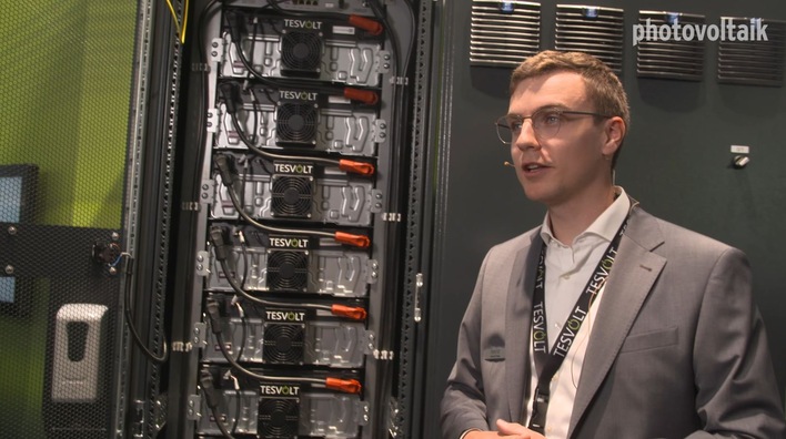 Leonard Friese von Tesvolt präsentiert die neue Speicherserie E für Industrie und Gewerbe.