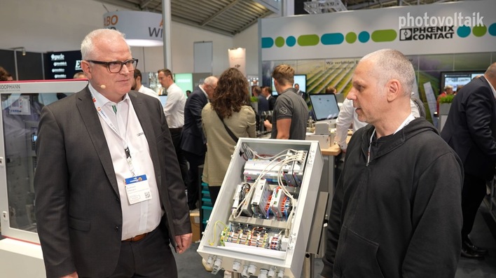 Burkhard Dittmann von Phoenix Contact (links) zeigt im Video, welche Komponenten die intelligente Sektorkopplung benötigt.