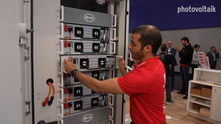 Yassin Mahioui von EFT-Systems öffnete für uns den neuen Gewerbespeicher Max-Lite von BYD.