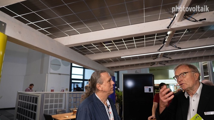 Dr. Erich Merkle (rechts) von GridParity erläuterte die vielfältigen Anwendungen für Glas-Glas-Module.