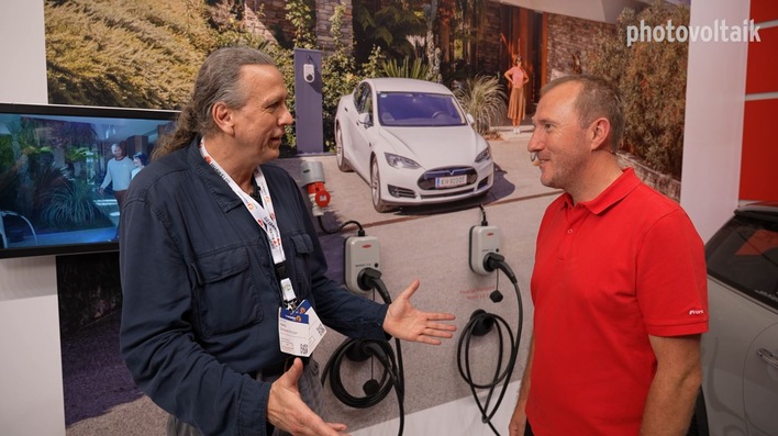 Martin Hackl von Fronius (rechts) erläutert die aktuellen Trends beim Eigenverbrauch von Sonnenstrom in Kombination mit Wasserstoff.