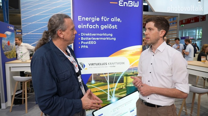 Simon Schweda von EnBW erläutert die Technik und das Geschäftsmodell des Virtuellen Kraftwerks.