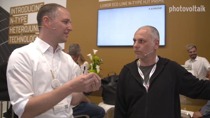 Marius Korn (links) erläutert die hohen Ansprüche an die Solarmodule von Luxor Solar.