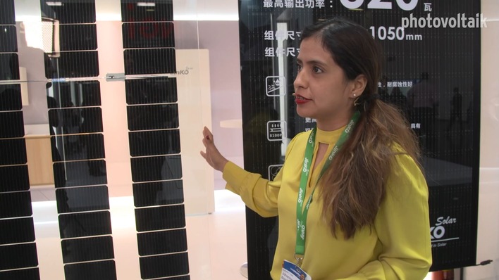 Johanna Bonilla von Jinko Solar erläutert das umfassende Angebot von Solarmodulen und Speichersystemen.