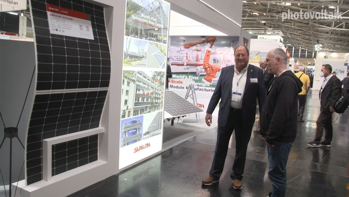 Mathias Schoft von Sunman erläutert die Möglichkeiten der ultraleichten Solarmodule.