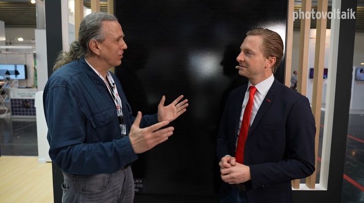 Conny Axel Hulverscheidt (rechts) leitet das Marketing bei AEG Solar Solutions.