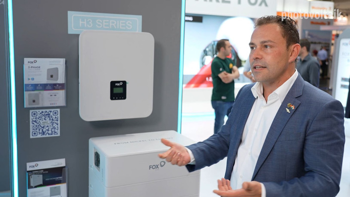 Philipp Leclerc erläutert das neue Speichersystem von FoxESS.