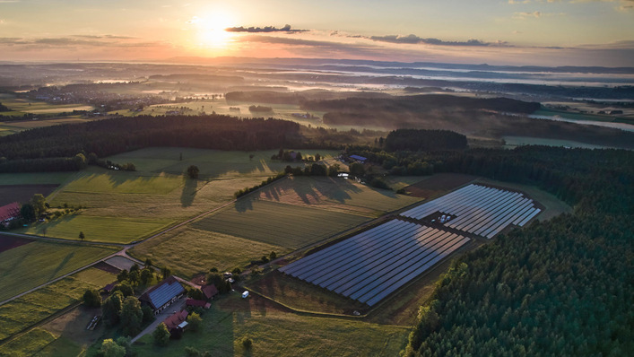 Immer mehr Solarparks werden in Zukunft mit Speichern ausgerüstet - so zumindest ist es der Plan bei Baywa r.e..