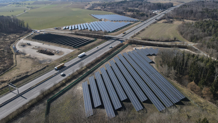 Der Solarpark Rumisbohl liegt an der Bundesautobahn A81 in Mühlhausen-Ehingen.