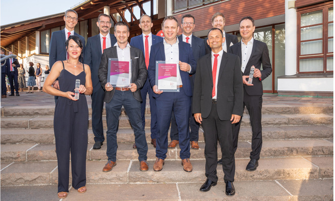 Franz-Josef Feilmeier (1. Reihe, 2.v.r.) nimmt zusammen mit der Geschäftsleitung von Fenecon den Gründerpreis entgegen.