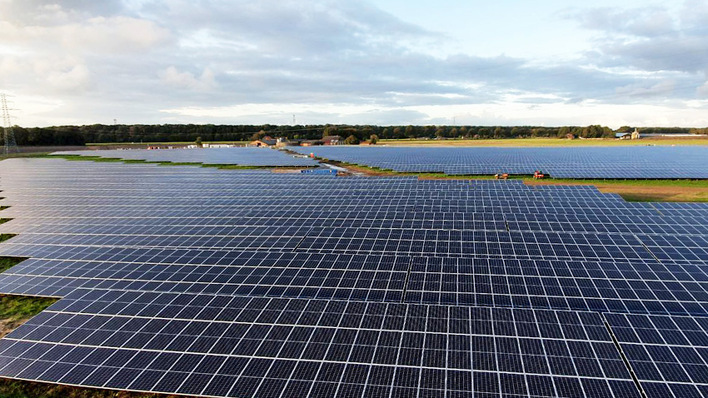 Die Zahl großer Solarparks in Deutschland steigt, damit auch die Solarleistung, die dem Netz zur Verfügung steht.