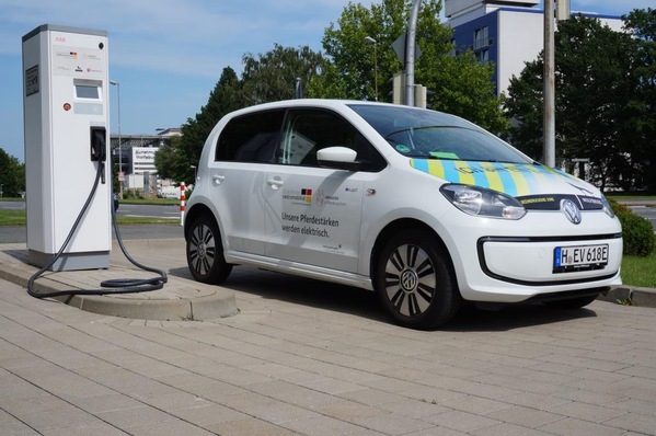 Es geht voran: Auch in Wolfsburg gibt es immer mehr Stromer.