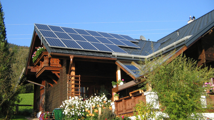 Betreiber von kleinen Dachanlagen können in Zukunft den Solarstrom verkaufen, ohne dass sie dafür Steuern bezahlen müssen.