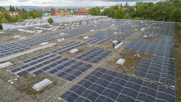 Städtische Werke haben auf den Dächern des Betriebshofs Kassel-Wilhelmshöhe eine Solaranlage installiert.