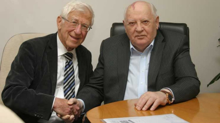 Dr. Franz Alt und Michail Gorbatschow im Jahr 2016.