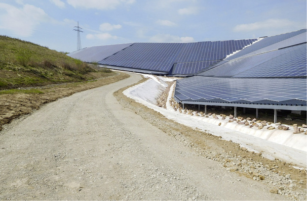 Die Module auf der Deponie Hellsiek in NRW bilden ein riesiges Regendach.