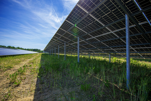 Das Solarkraftwerk bei Kleinlangheim ist mit bifazialen Modulen ausgestattet.