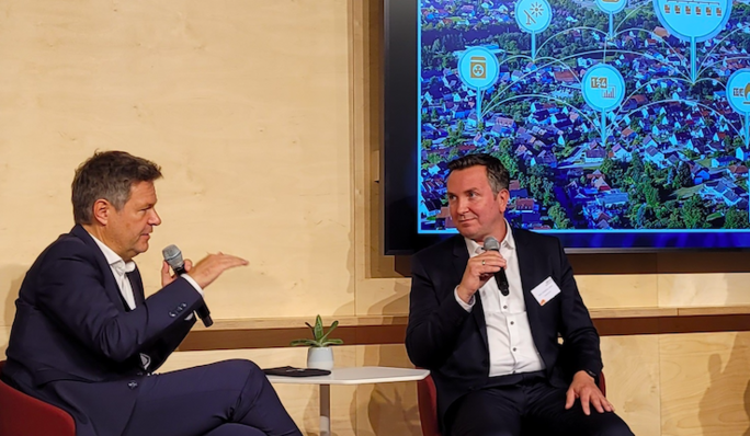 Wirtschaftsminister Robert Habeck bei einer Podiumsdiskussion zum Smart-Meter-Rollout.