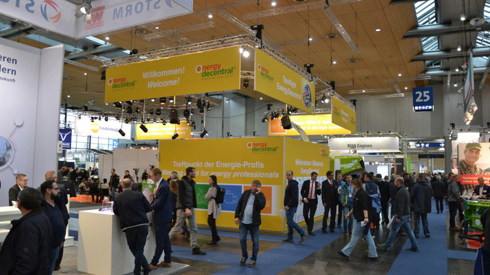 Die Energy Decentral ist gut besucht. Nicht nur die hohen Energiepreise machen die Eigenversorgung mit Solarstrom für die Landwirte interessant.