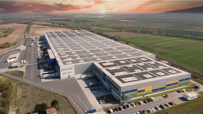 Den Strom aus der neuen Dachanlage verbraucht Pfenning Logistics nicht komplett vor Ort. Die Überschüsse fließen virtuell in andere Niederlassungen des Unternehmens.
