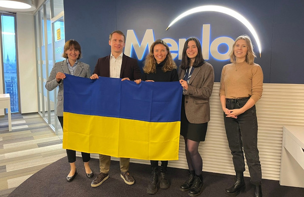 Vertreter von Menlo Electric und Energy Act for Ukraine besiegeln die Zusammenarbeit.