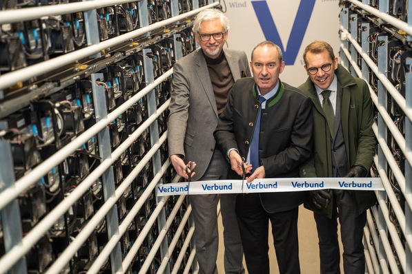 Inbetriebnahme der derzeit größten Batteriespeicher Bayerns durch Staatsminister Hubert Aiwanger (Mitte).