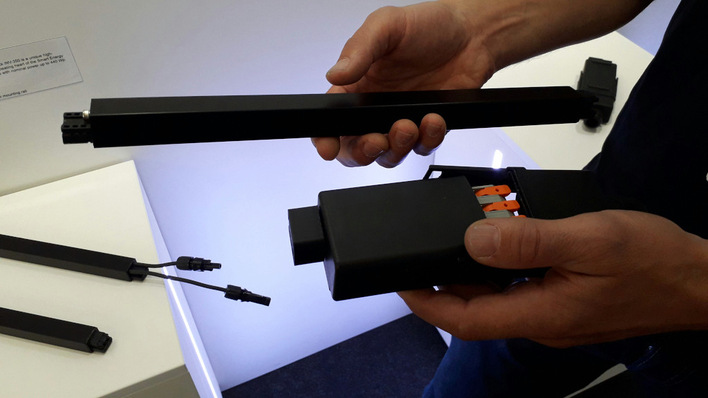 Der Mikrowechselrichter von Solarnative verschwindet im Modulrahmen. Zur Intersolar 2022 wurde er erstmals vorgestellt.