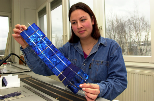 Zellstrings im Jahr 2002: Damals wurden das Layout der Module noch von Hand gelegt.