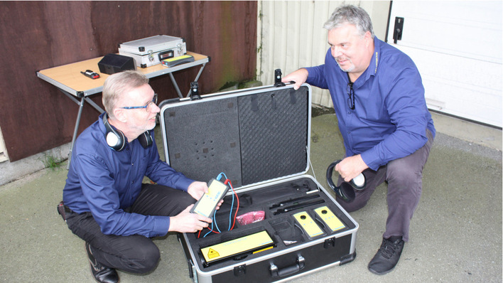 Klaus Terlinden (links) und Oliver Lenckowski aus Flensburg sind gestandene Elektromeister mit viel Erfahrung in der Photovoltaik.