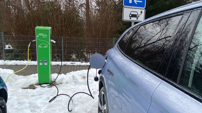 Unterwegs gibt es immer wieder eine freie Ladesäule. Viele Stadtwerke haben ihr Angebot ausgeweitet. Auch der Zugang funktioniert oft ohne Probleme.
