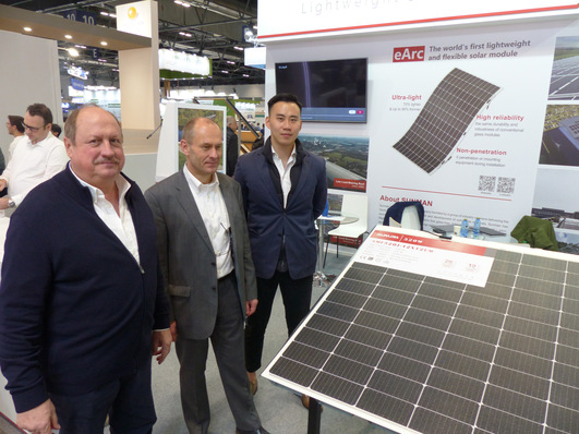 Genera 2023: Sunman zeigt das neue flexible Modul mit 520 Watt. Vorne links: Mathias Schoft.