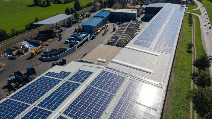 Photovoltaikanlage auf einem Gewerbedach in Deißlingen in Baden-Württemberg.