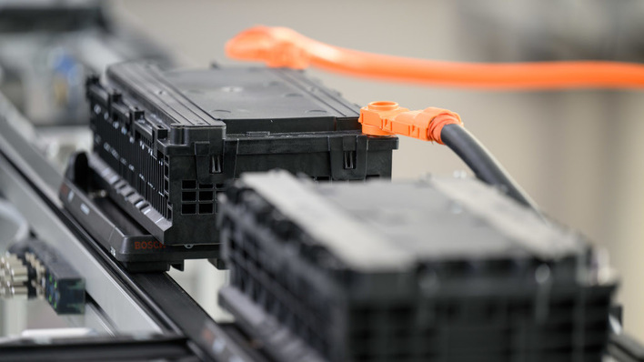 Bevor die Speicher demontiert werden können, müssen sie komplett entladen werden.