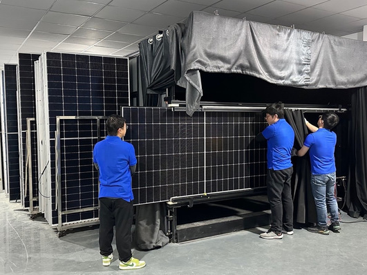 Die Prüfer richten Module im Sonnensimulator ein, um ihre tatsächliche maximale leistung zu bestimmen.