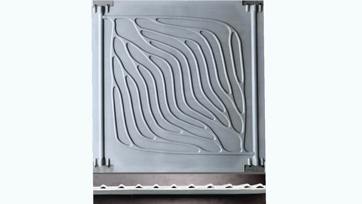 So sieht das Fassadenelement von hinten aus: Durch die Kanäle läuft eine Solarflüssigkeit, die die gesammelte Sonnenwärme über die Hauptkanäle auf der linken und rechten Seite abführt.