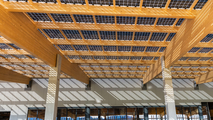 Beitriebe können mit einem Flugdach beispielsweise ihre Lagerfläche erweitern, wie dies hier der Kärntner Modulhersteller Kioto Solar gemacht hat. Wien gibt Geld dazu, wenn es solar aktiviert ist.